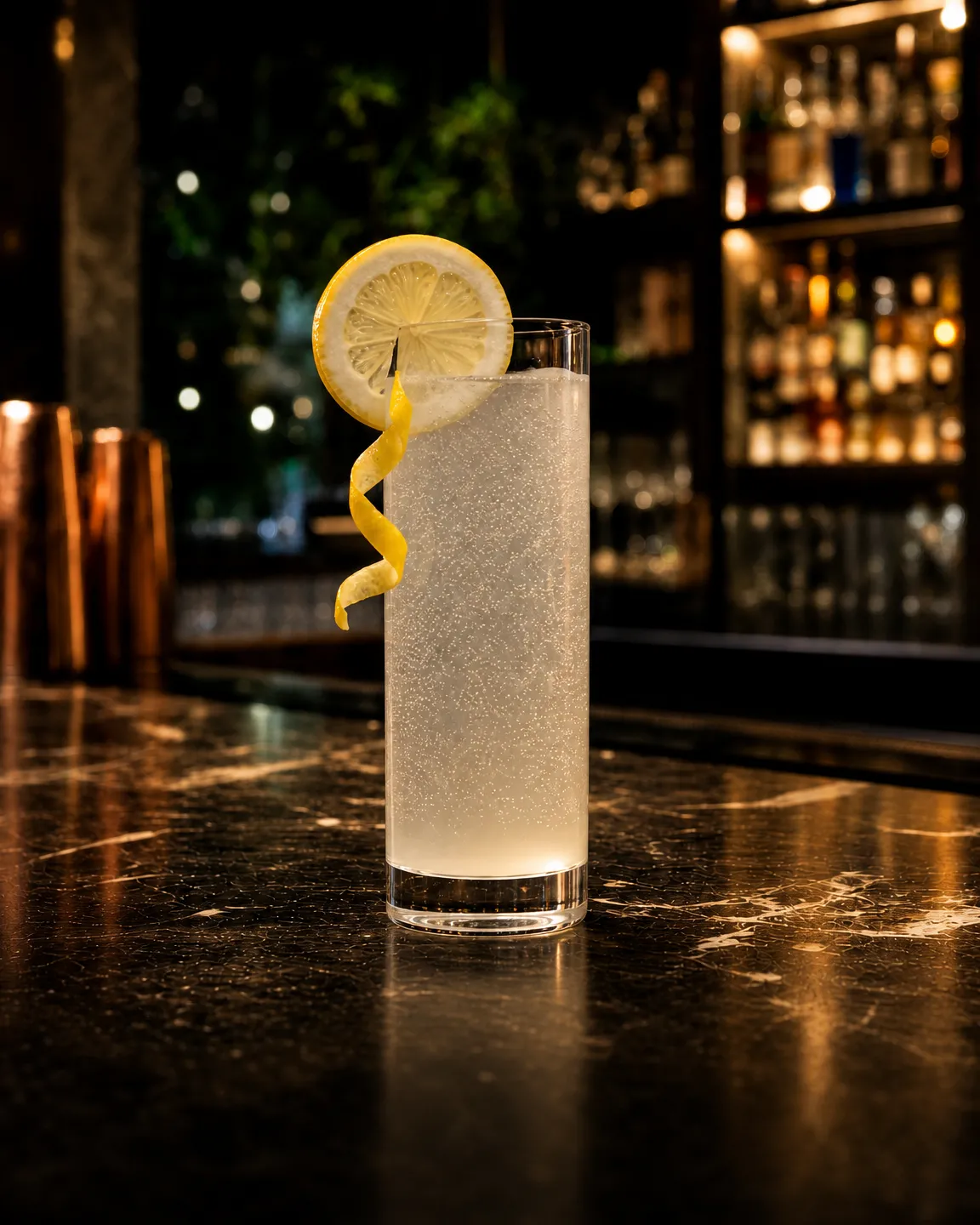 Gin Fizz, long drink. Glass: Highball glass