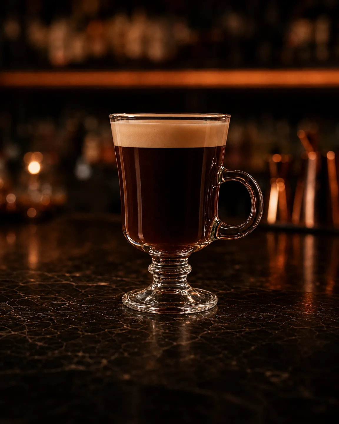 Irish Coffee, cocktail dopocena. Bicchiere: Bicchiere da Irish Coffee