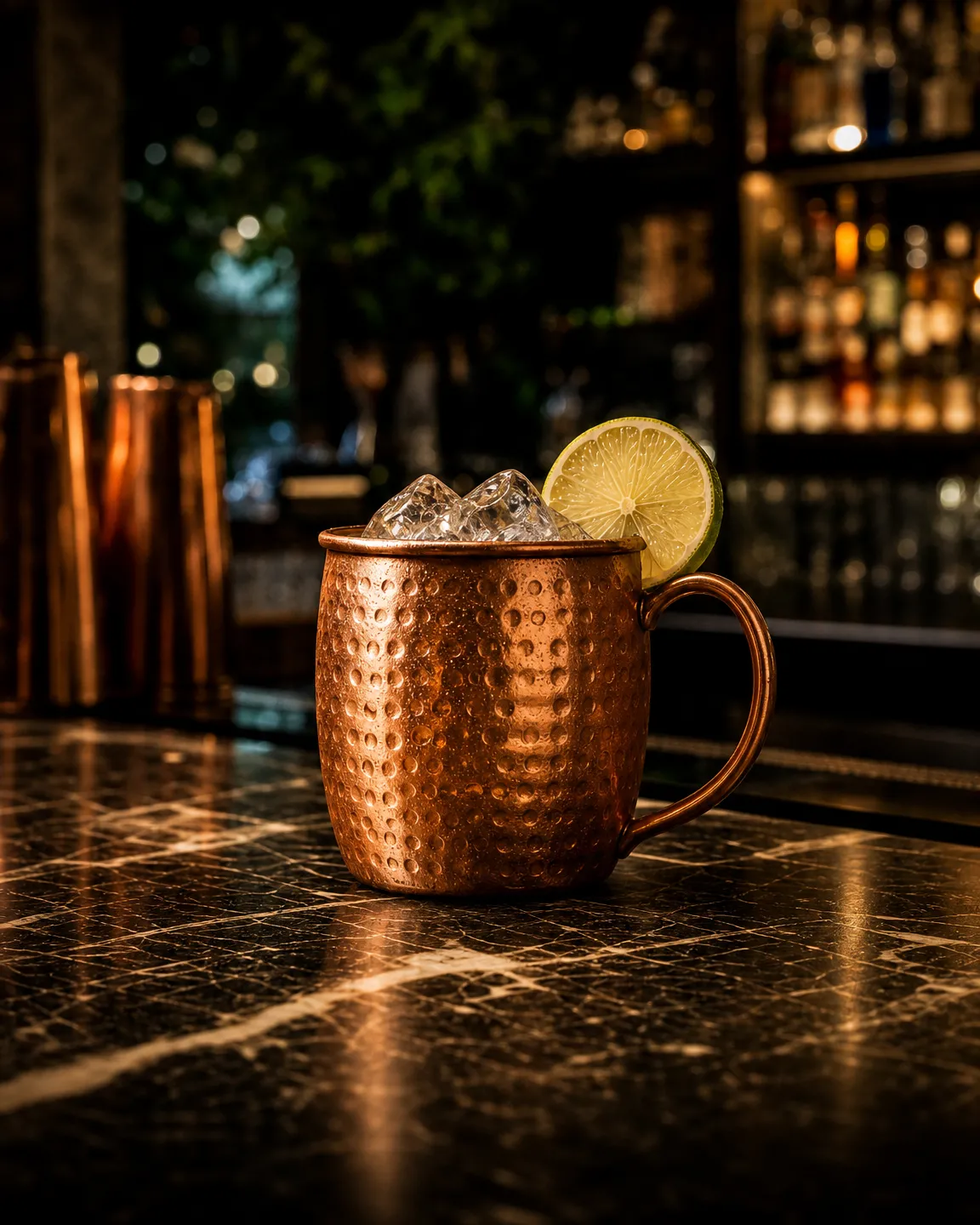Moscow Mule, long drink. Bicchiere: Tazza di rame
